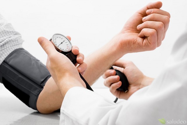 doctor midiendo la presión arterial