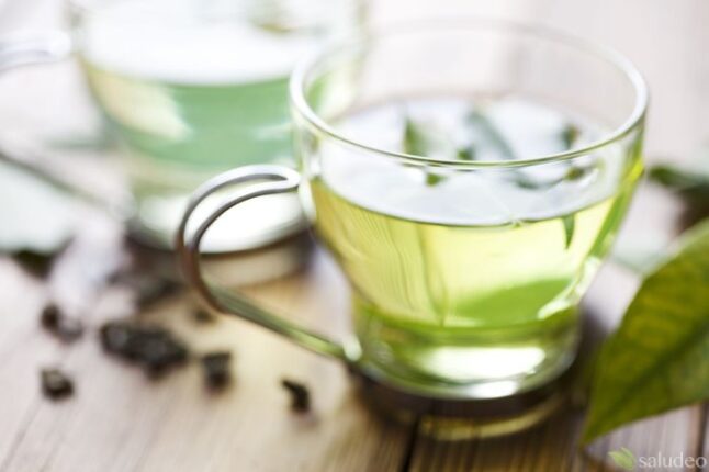 taza de te verde en una meza